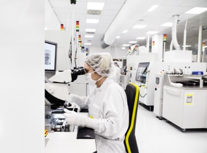 Mujeres trabajando en manufactura